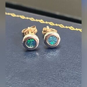 18k 750 White Gold Lightning Ridge Australian Opal bezel set studs